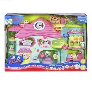 Biggest Littlest Pet Shop playset with feeding station